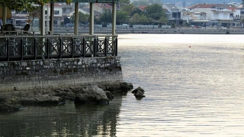 Συναγερμός στα Ιωάννινα: Νεκρή γυναίκα στη λίμνη